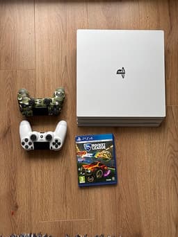 Ps4 pro med två kontroller och ett spel