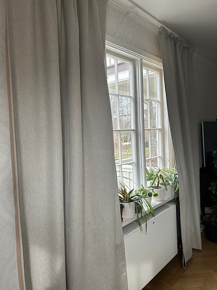 Beige gardiner i tyg