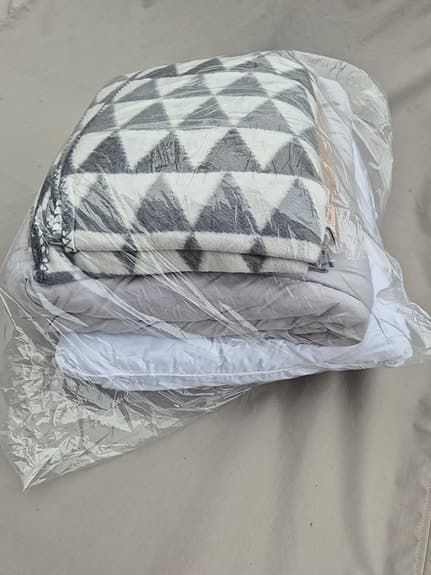 Set med täcke- och lakan