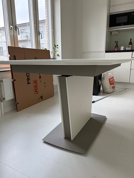BoConcept Milano matbord i vitt glas – Nyskick på glaset!