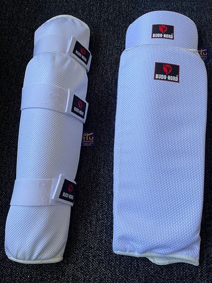 Budo-Nord arm&benskydd vit ST L