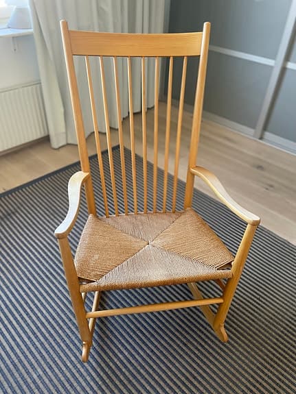 Hans J Wegner gungstol med hög rygg och flätad sits trä natur