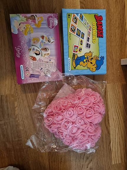 Disney Princess Yatzy och Bamse Domino samt ett hjärta i blommor