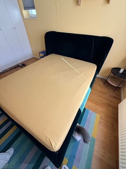 IKEA säng med hög stoppad gavl grön sammet