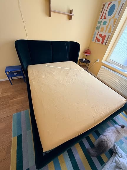 IKEA säng med hög stoppad gavl grön sammet