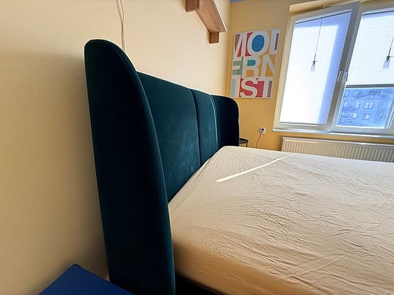 IKEA säng med hög stoppad gavl grön sammet