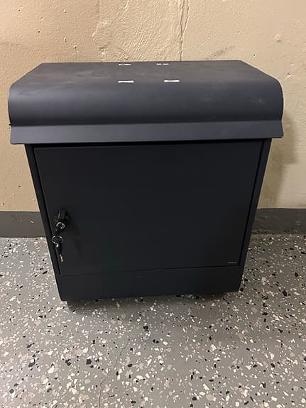 Postlåda stående modell svart metall