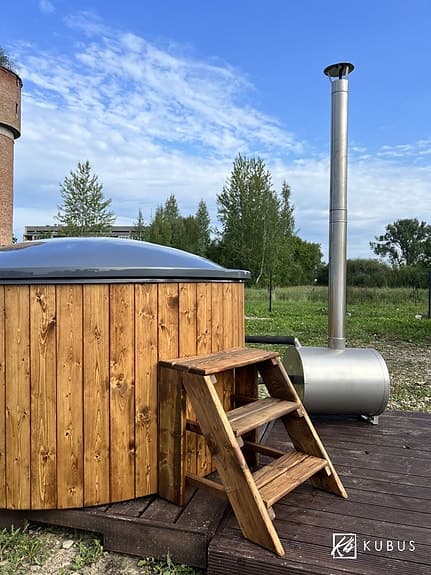 Badtunna med extern kamin.