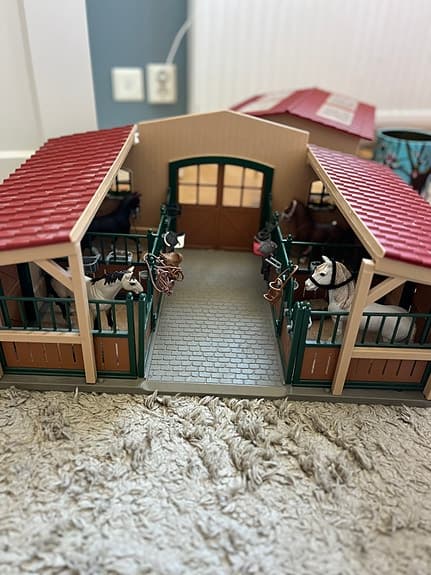 Stort schleich stall med massa tillbehör