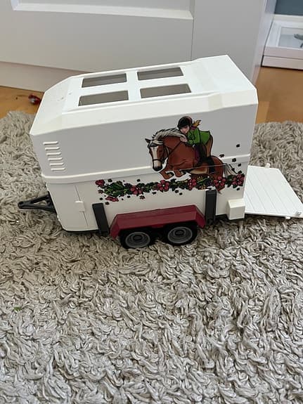 Stort schleich stall med massa tillbehör