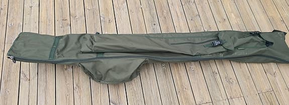 Shimano Baitrunner XTR, 10000 RA fiskeset med två spön och rullar i grönt fodral