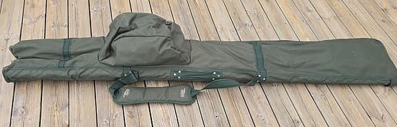Shimano Baitrunner XTR, 10000 RA fiskeset med två spön och rullar i grönt fodral