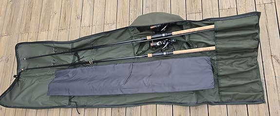 Shimano Baitrunner XTR, 10000 RA fiskeset med två spön och rullar i grönt fodral