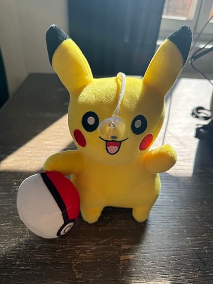 Pokémon Pikachu mjukisdjur med pokéboll gul