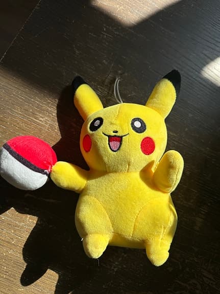 Pokémon Pikachu mjukisdjur med pokéboll gul