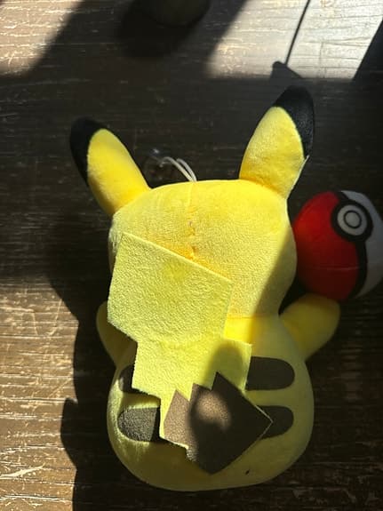Pokémon Pikachu mjukisdjur med pokéboll gul