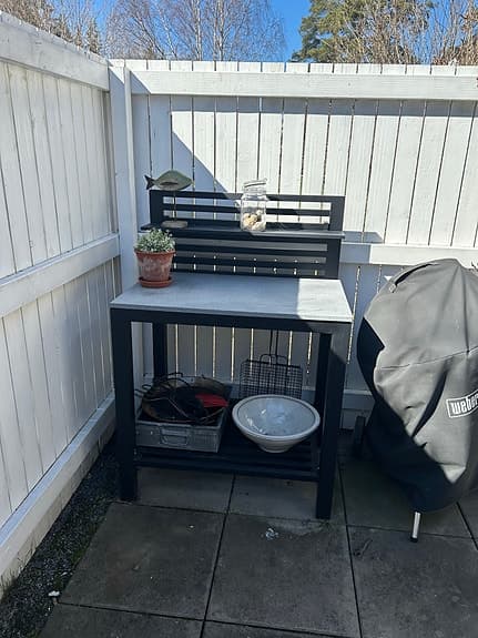 Utekök arbetsbänk med hylla svart grå