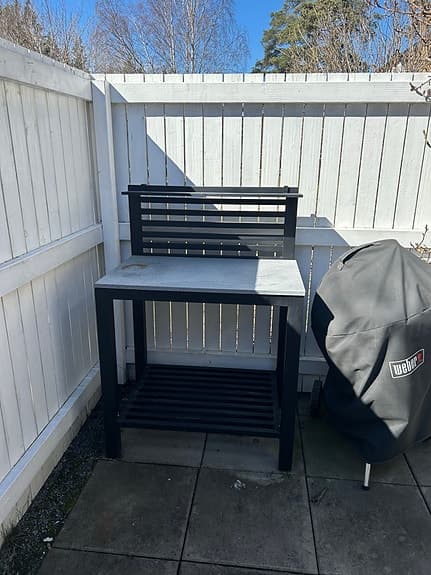 Utekök arbetsbänk med hylla svart grå