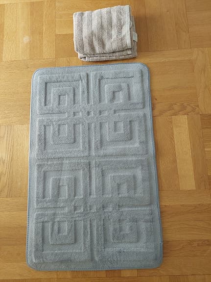 Badrumsmatta och 2 handdukar