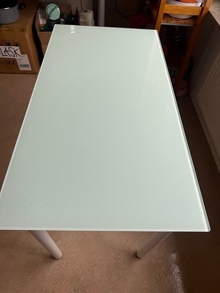 Stilrent glasbord