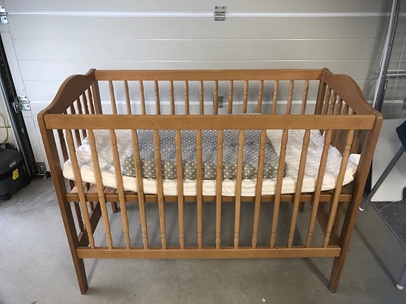 Ikea spjälsäng trä