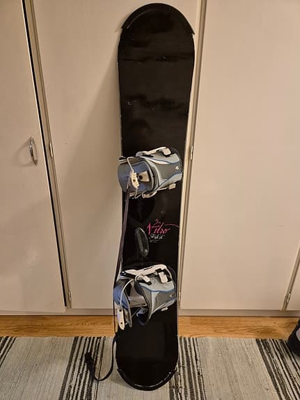 Snowboard Nitro 156cm med bindningar