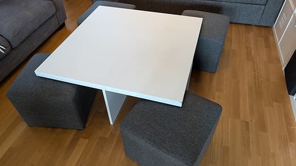Soffbord med inbyggda sittpuffar (Boxy)