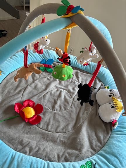 Mumin babygym med hängande leksaker