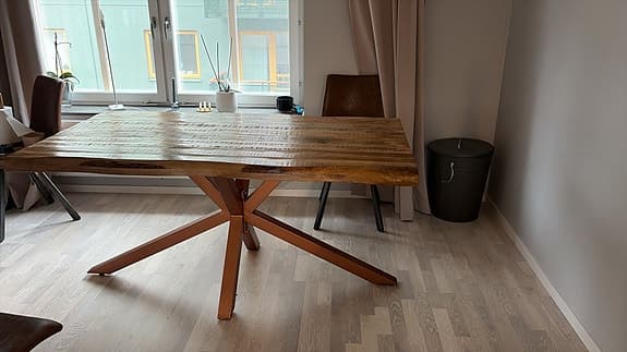 Matbord  i mangoträ med metallben