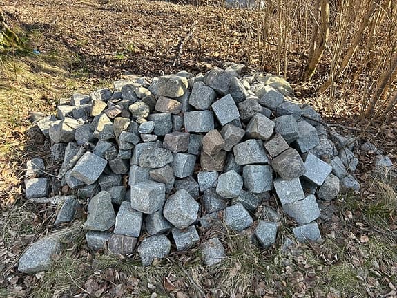 Kullersten/gatsten granit – ca 0,5 m³