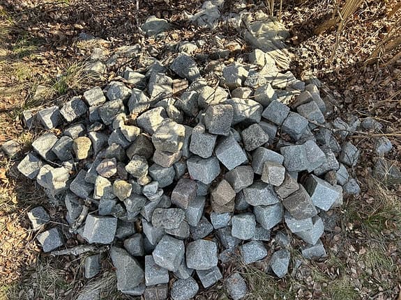 Kullersten/gatsten granit – ca 0,5 m³