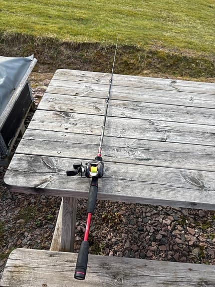 Vertikal spö från Berkley och Baitcaster rulle från Abu Garcia.