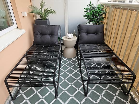 Svarta utemöbler (2 loungestolar + 2 bord/fotpallar)