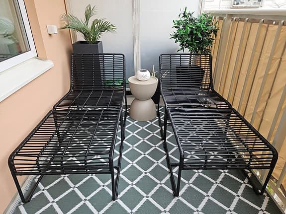 Svarta utemöbler (2 loungestolar + 2 bord/fotpallar)