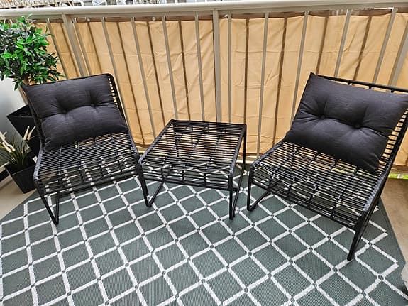 Svarta utemöbler (2 loungestolar + 2 bord/fotpallar)