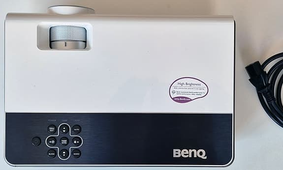 Projektor BenQ W600+ för hemmabio och presentationer