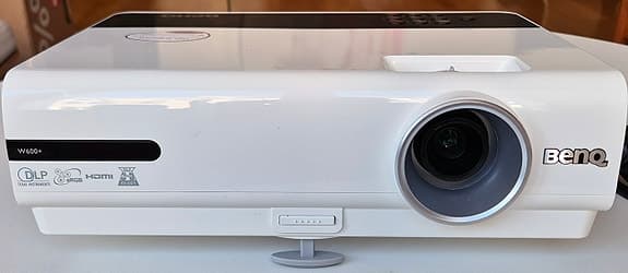 Projektor BenQ W600+ för hemmabio och presentationer
