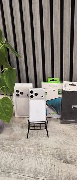 IPhone 17 Pro (Oanvänd + Tillbehör)