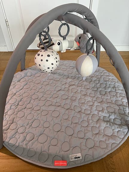 Done by Deer babygym grå