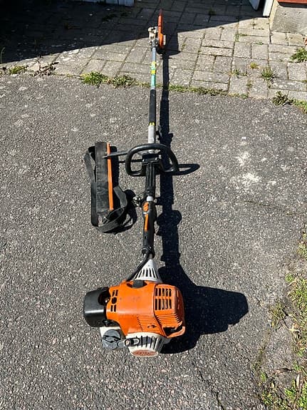 Stihl röjsåg med kedjesågstillbehör bensindriven orange