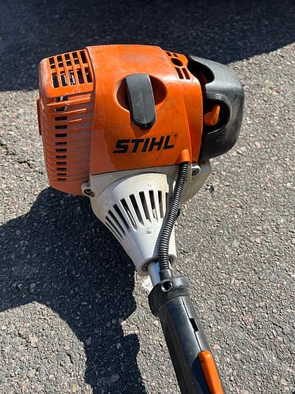 Stihl röjsåg med kedjesågstillbehör bensindriven orange