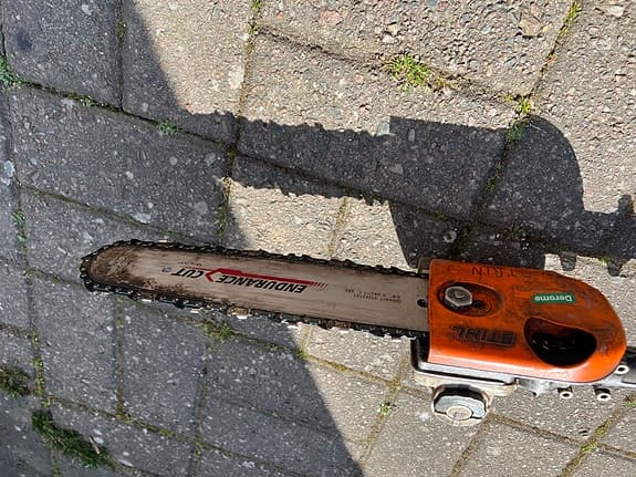 Stihl röjsåg med kedjesågstillbehör bensindriven orange