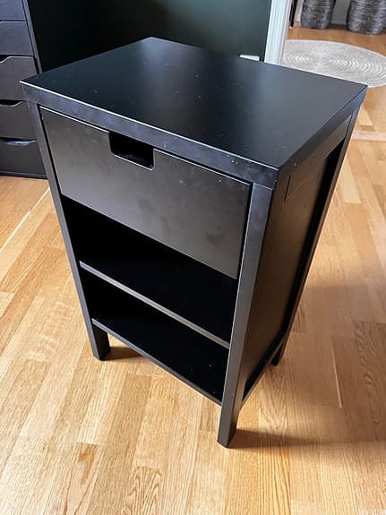 Malm byrå + sängbord i massivit trä