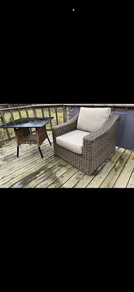 Fåtölj utomhus konstrotting beige dynor samt bord