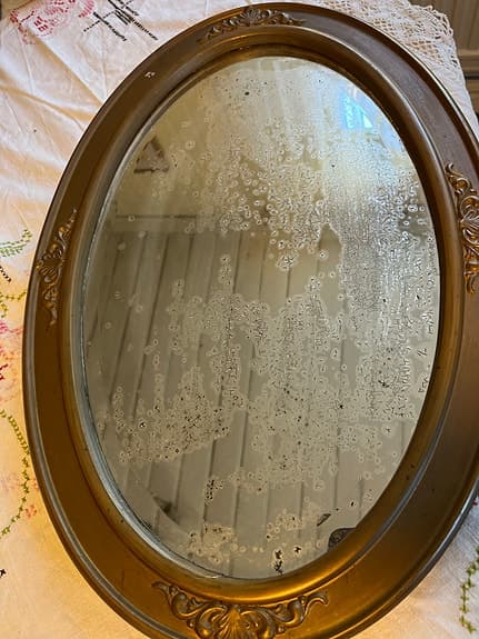 spegel oval med dekorerad ram