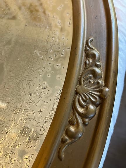 spegel oval med dekorerad ram