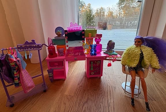 Barbie lekset sminkbord, sjukhuslek, bil, helikopter &  häst m dockor mm