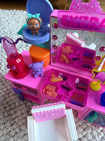 Barbie lekset sminkbord, sjukhuslek, bil, helikopter &  häst m dockor mm