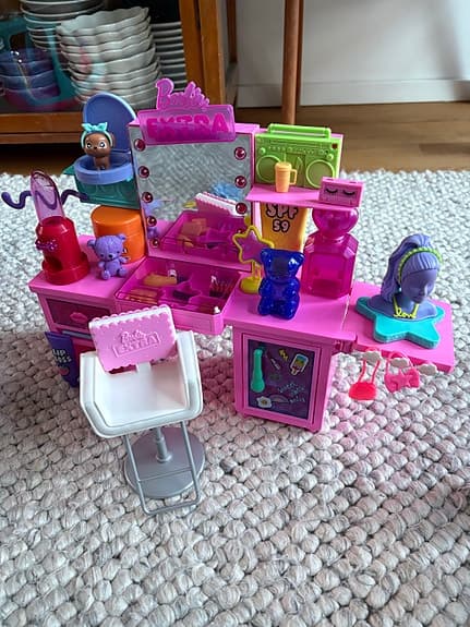 Barbie lekset sminkbord, sjukhuslek, bil, helikopter &  häst m dockor mm