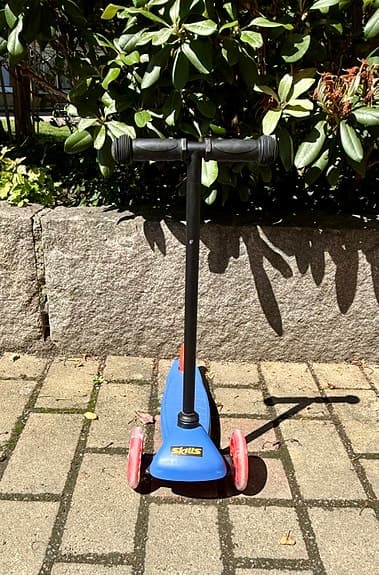 Skills trehjulig sparkcykel blå röd